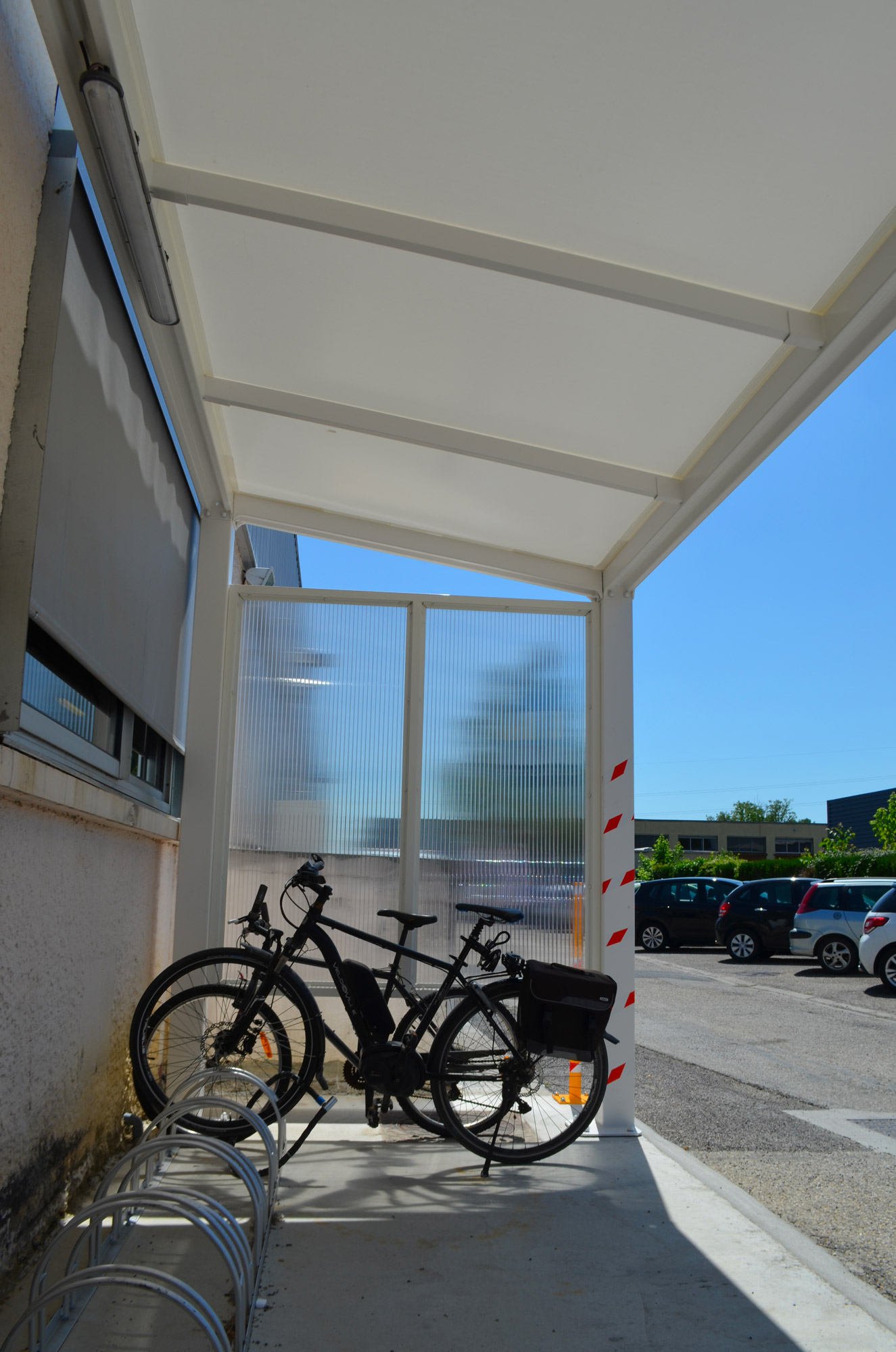 Abri sur-mesure : Abri deux-roues Essilor Vaulx-en-Velin ...