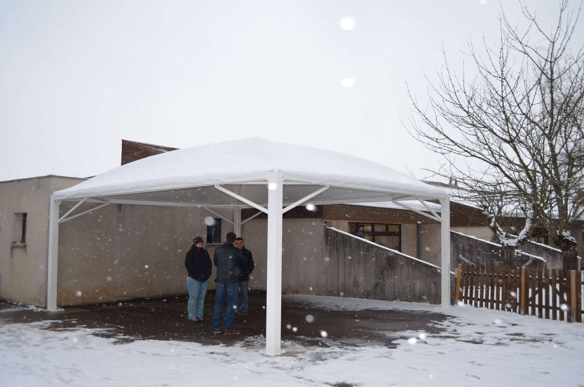 Texabri a construit le préau de l'école maternelle d'Izeaux