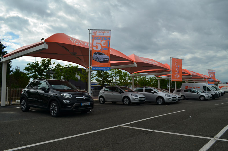 Texabri construit l'abri de parking de l'agence de location E.Leclerc d'Olivet