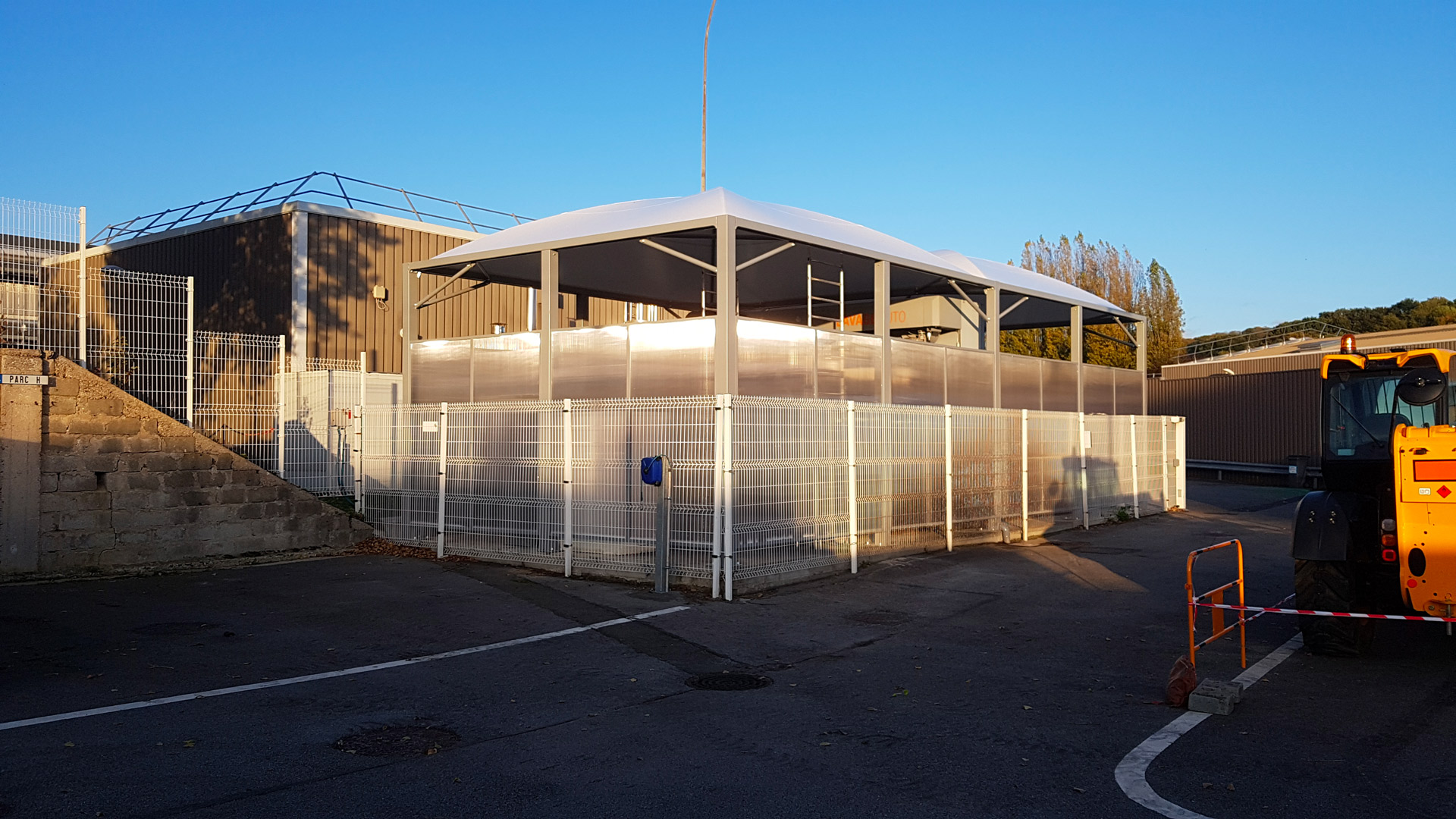 Texabri a construit l'abri pour portique de lavage du la concession Renault de Villiers St Frédéric