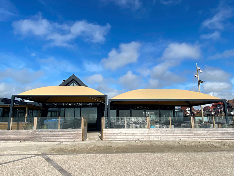 Texabri a conçu et fabriqué l'abri de terrasse de la Brasserie L'Océan Bistr'o de la mer à Neufchatel-Ardelot