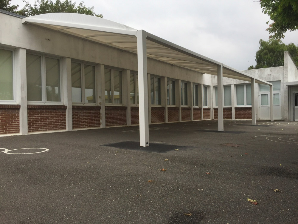 Texabri est fabricant de structures métallo textiles et construit des préaux d'école