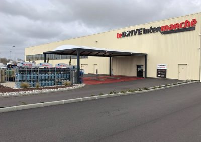 Texabri a conçu et fabriqué l'abri du Drive Intermarché de Bourg-Achard