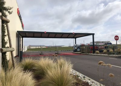 Texabri a conçu et fabriqué l'abri du Drive Intermarché de Bourg-Achard