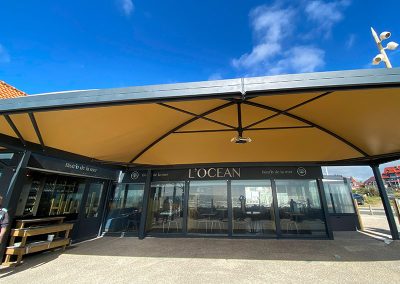 Texabri a conçu et fabriqué l'abri de terrasse de la Brasserie L'Océan Bistr'o de la mer à Neufchatel-Ardelot