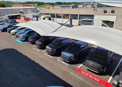 Texabri a conçu et fabriqué l'abri de parking dela concession Prestige Auto à Chavelot