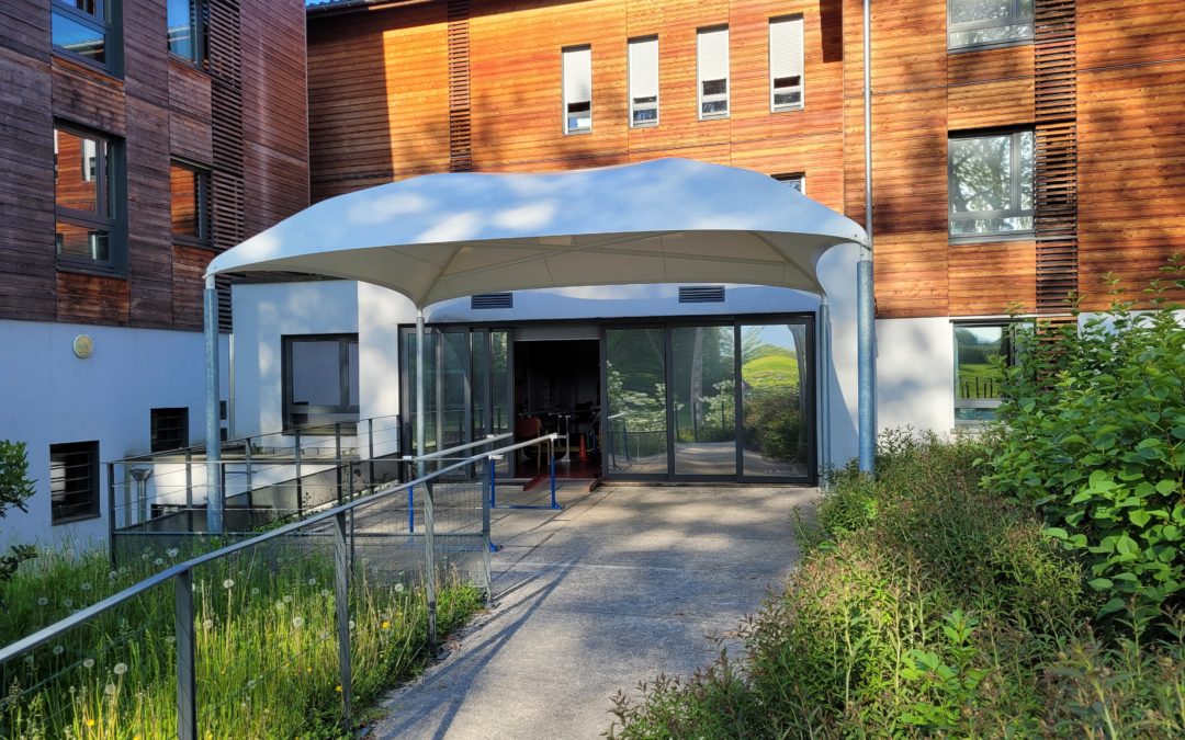 Abri de terrasse : centre hospitalier de Saint-Geoire-en-Valdaine