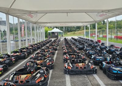 abri de couleur blanche qui protège la zone de stockage des karts.