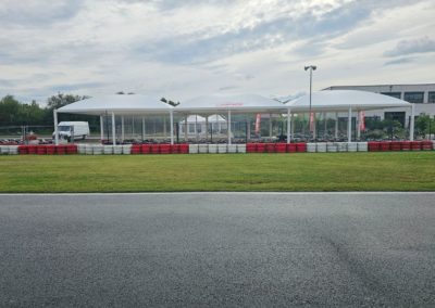 Vue sur les trois modules de couleur blanche qui servent à abriter les karts.