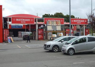 Abri destiné à couvrir la sortie caisses du Brico Dépôt de Cannes-Écluse et dont la toile tendue est de couleur rouge.