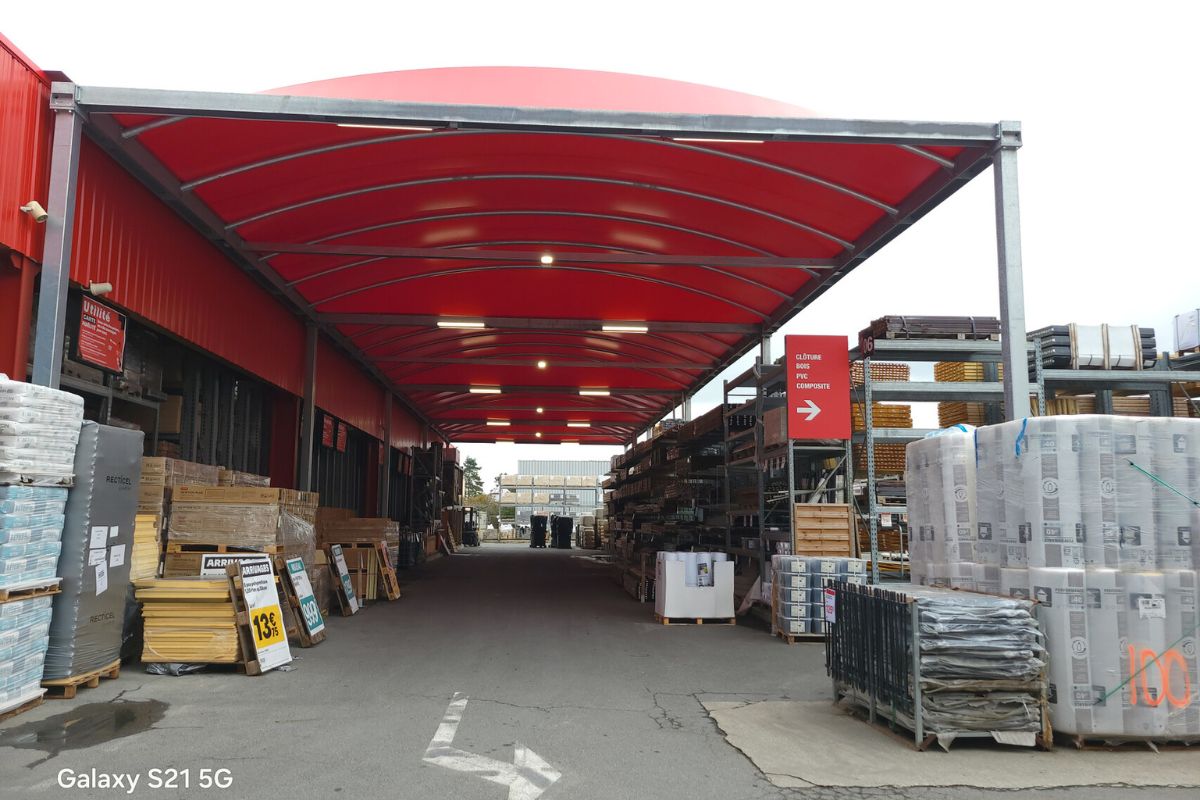 Abri pour la surface de vente extérieure du Brico Dépôt de Cannes-Écluses, réalisé par Texabri.