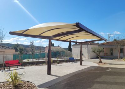 Préau avec une toile tendue ivoire, installé dans la cour Oasis de l'école.