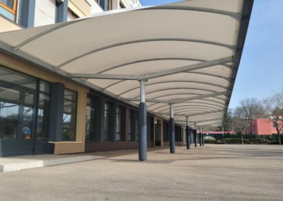 Préau de l'école Paul Fabre avec une toile tendue de couleur blanche.