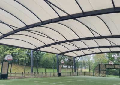 Vue sous la structure métallo-textile dont la toile tendue est blanche.